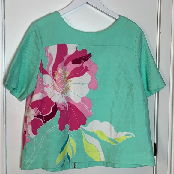 STYLUS Tops - Stylus size Lg mint green top with big pink flower